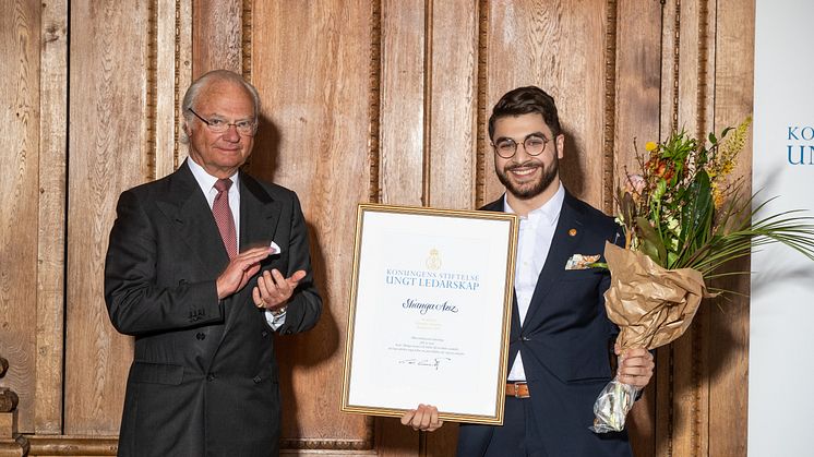 Shanga Aziz tog emot Kompassrosen 2019, han är en av de unga värdebaserade ledare som varit med och tagit fram den åtta tipsen. Foto: Stiftelsen Ungt Ledarskap