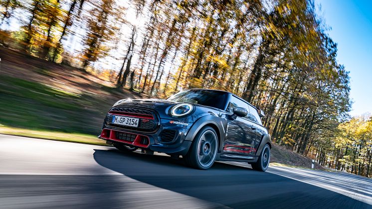 Nya MINI John Cooper Works GP tillsammans med den specialutvecklade däckuppsättningen från Hankook är en perfekt matchning.