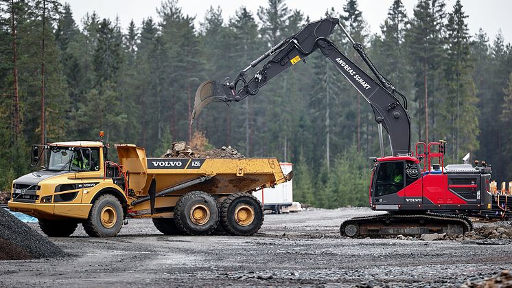 Volvomaskiner sätter färg på vindkraftsbygge i Motala