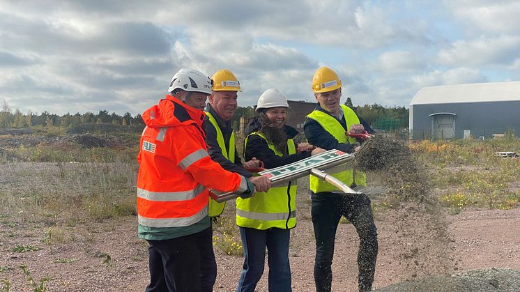 Göran Svensson, platschef Peab, Rolf Persson, beställarombud för projektet, Lill Thunberg, tf. chef Miljöenheten Länsstyrelsen Kalmar län och Andreas Erlandsson, kommunstyrelsens ordförande tar gemensamt ett första spadtag.