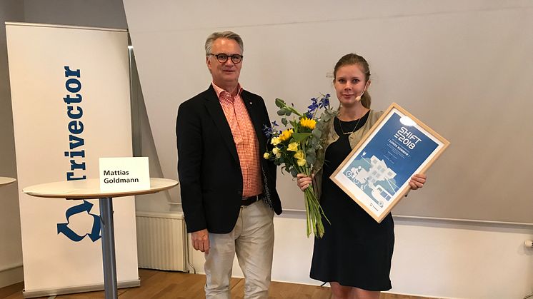 Emma Berginger (MP) , kommunalråd i Lund tar emot priset från Trivectors VD Christer Ljungberg