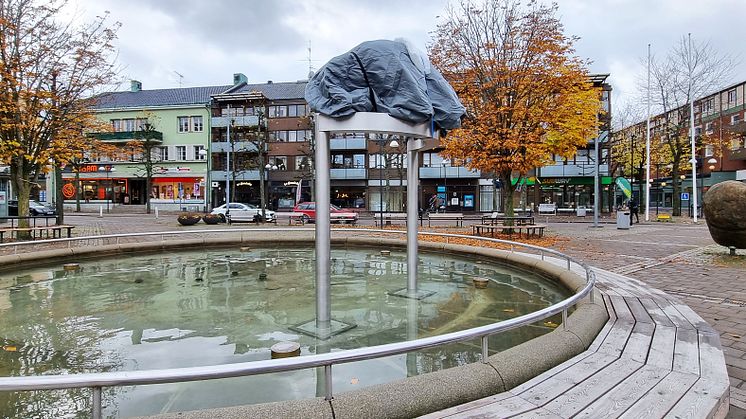 Just nu är konstverket övertäckt, men på lördag kl. 14.00 får vi alla se verket i sin helhet.