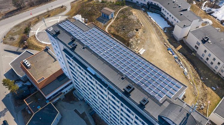 När sjukhuset bytte till sadeltak så lades en solcellsanläggning på 267 kvadratmeter.