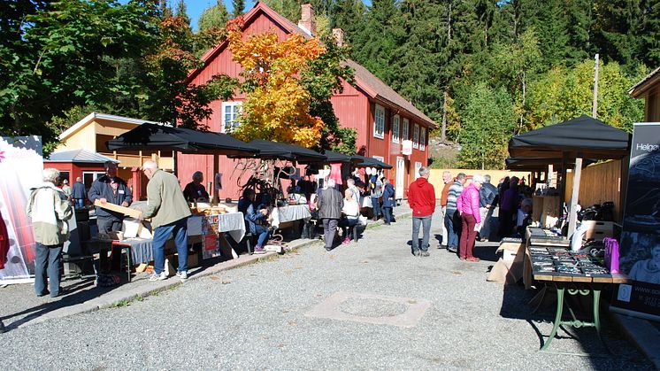 På håndverksdagen på Maihaugen er det mye fint å handle. Foto: Hanne Bergseth/Norsk håndverksinstitutt