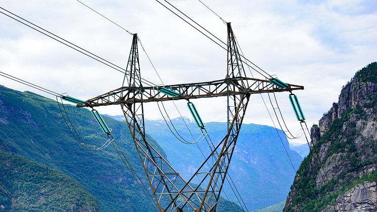 Høyspentmast-i-norsk-natur_1280x720