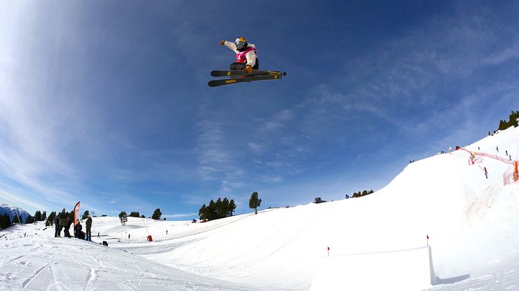 Jennie-Lee Burmansson i luften under tisdagens träning i Font Romeu.  Helgens slopestylepremiär blir hennes första stora tävling efter korsbandsskadan. Foto: Niklas Eriksson.