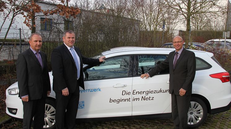 Foto: vl.: Der Schweinfurter Netzbauleiter Reiner Messer, Netzdienste-Chef Thomas Spang und der unterfränkische Regionalleiter Günther Jira (alle Bayernwerk) 