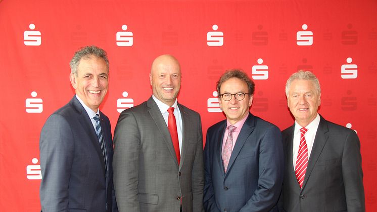 von li.: Dr. Ulrich Netzer, Präsident des SVB, Ralf Fleischer, Vorstandsvorsitzender der Stadtsparkasse München, Dr. Ewald Maier, Vorstandsvorsitzender der Sparkasse Forchheim, Walter Pache, Vorstandsvorsitzender der Sparkasse Günzburg-Krumbach