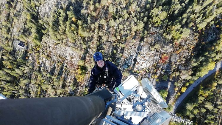 Mastarbetarna som är en del av koncernen, bygger och monterar masterna som ska erbjuda Norrtäljeborna Radio-Fiber..