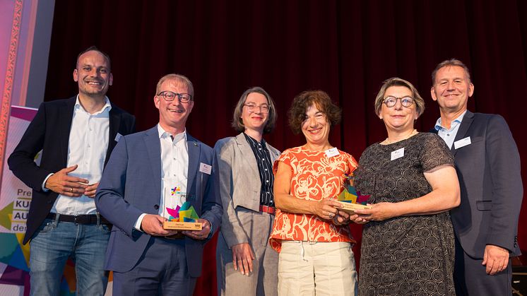 Freude und Stolz (v. l.): Fürsprecher Philip Kleineberg, Bürgermeister Thomas Meyer, Jurymitglied Dr. Jana Duda, Leiterin OWL Kulturbüro, OstWestfalenLippe GmbH, Preisträgerinnen Regina Krull und Klaudia Engelage sowie Jürgen Noch, Geschäftsführer WW