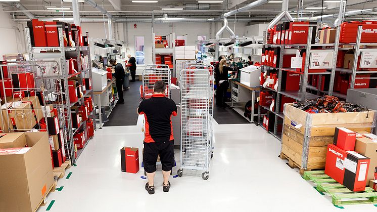 Hiltis nya verkstadslokaler består av 30 reparationsbänkar och 4 stationer, ämnade för ordermottagning med expansionsmöjligheter upp till 140.000 order per år. 