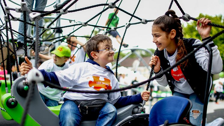 Die Schulfreunde Mia und Timon auf dem inklusiven Spielplatz in der Ohmstraße