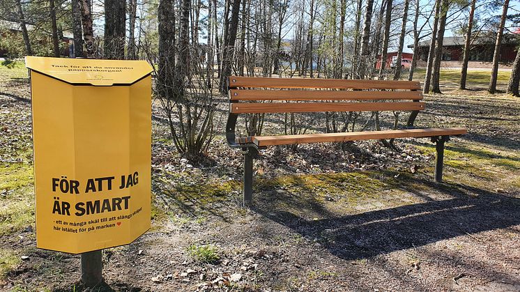 Varje gul papperskorg har ett budskap om varför man ska slänga skräpet i papperskorgen och en bokstav. 