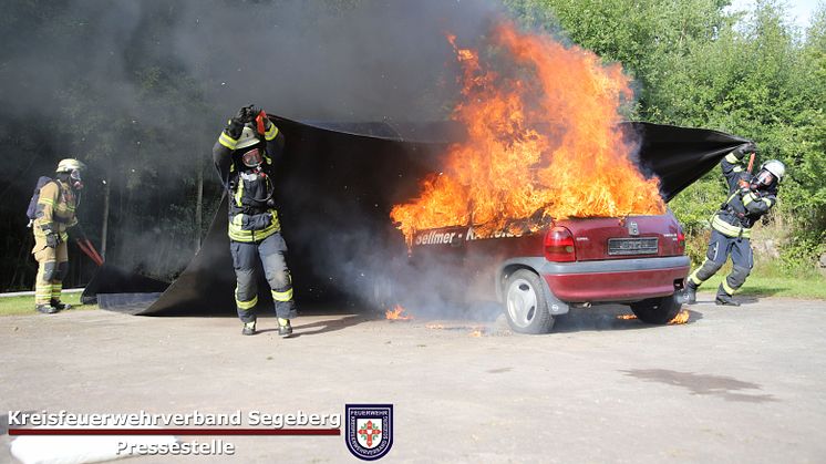 Die Kreisfeuerwehr Bad Segeberg testet die Bridgehill-Löschdecke.