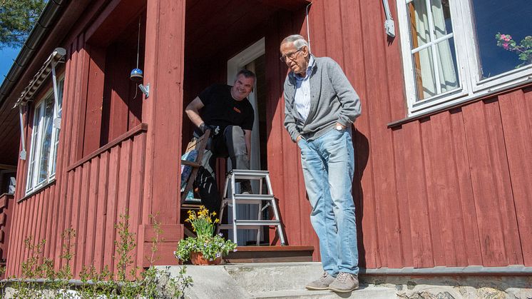 Richard Borgaard fra Nekas (til venstre) har sørget for at varmepumpen hos Ivar Jonsbu er i toppform.