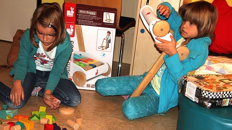 Spielzeug aus Holz bewährt sich in Kinderhänden