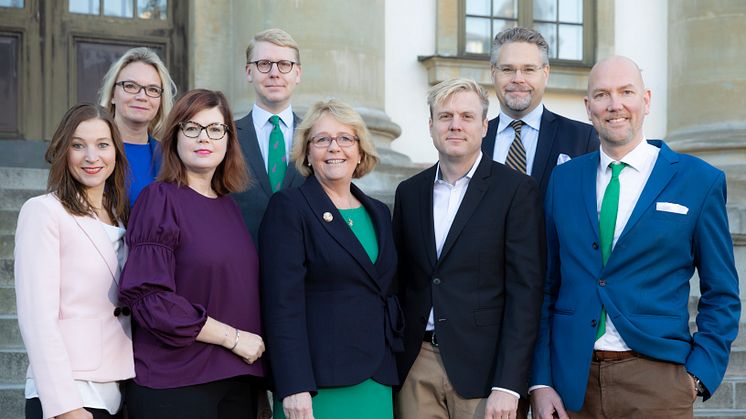 Från vänster: Ella Bohlin (KD), Charlotte Broberg (M), Anna Starbrink (L), Kristoffer Tamsons (M), Irene Svenonius (M), Tomas Eriksson (MP), Tobias Nässén (M) och Gustav Hemming (C). Foto: Danish Saroee