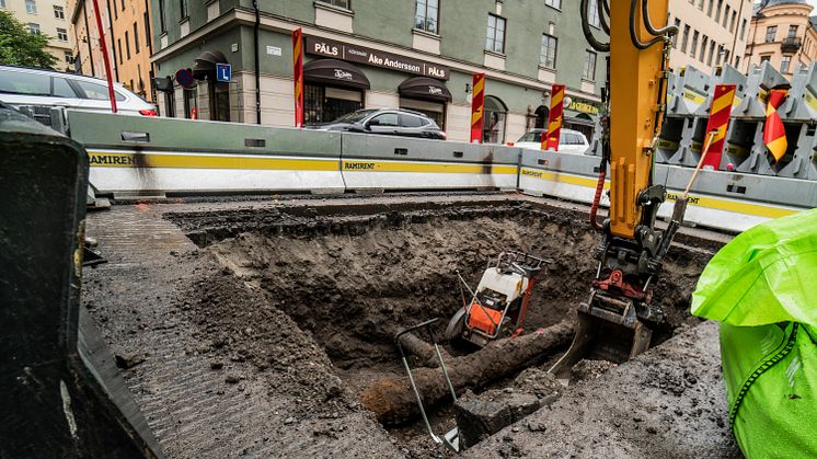 Gasledningen på Scheelegatan från år 1888 har grävts fram och ska ersättas med en ny för nästkommande 100 år. 