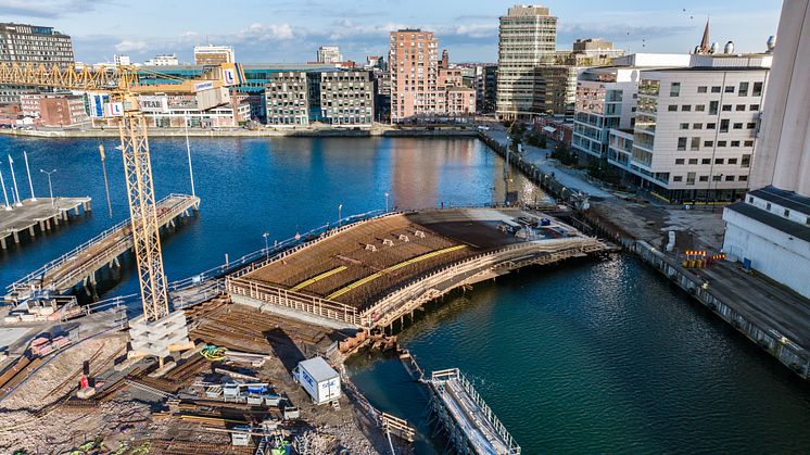 Upplev Styrmansbron ta form den sista helgen i april när 1150 kubikmeter rödfärgad betong gjuts. Foto:  Björn Forsberg