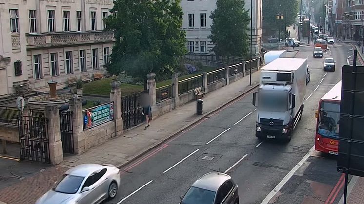 BidFood_van_on_A205_outside_Wandsworth_Town_Hall.mp4