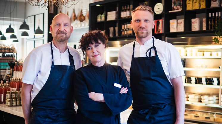 Grand Delis butikschef Lotta Andersén Westerlund med kockarna Martin Vangenmalm Varland och Filip Tidholm. Fotograf: Truls Bärg 