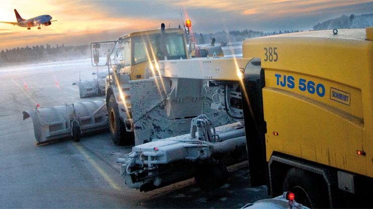 TJS håller startbanorna rena på svenska flygplatser. Foto: Aebi-Schmidt.