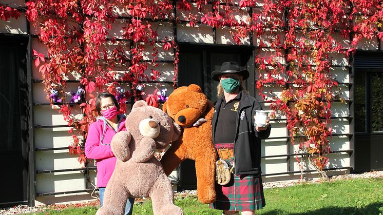  Lutz Kuhne übergibt die Spendendose an Kerstin Stadler vor dem Kinderhospiz Bärenherz