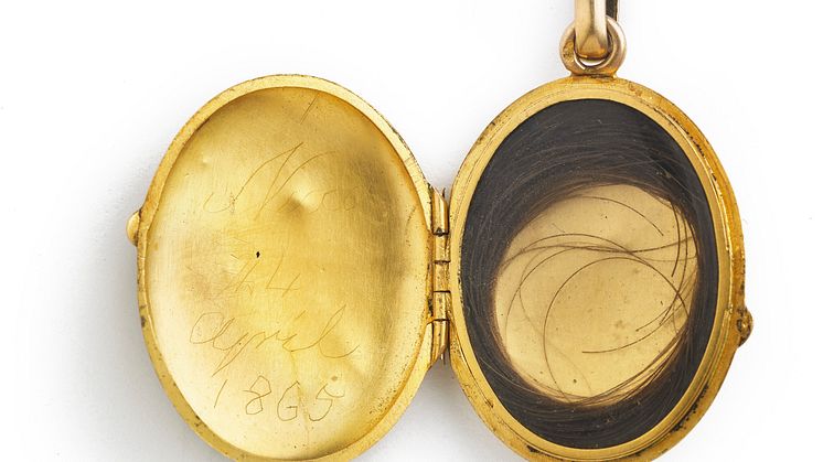 Royal mourning medallion of 18k gold for Grand Duke Nicholas Alexandrovich 1865. Estimate DKK 10,000-12,000..
