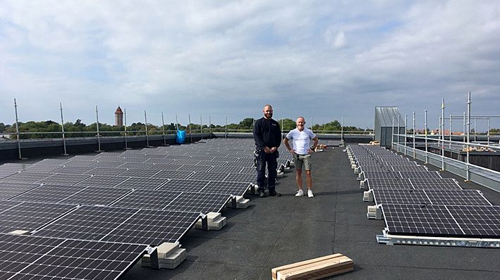 Servicechef Fredric Dahlgren (till höger), tillsammans med Geabs installatör kan konstatera att samtliga solcellspaneler nu är monterade på Riksantikvarieämbetets tak i Visby. Foto Marie Green (CCBY)