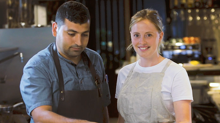 Provlagning med Josefin Agnas och Atay Rahimbeyli, kock på Noot. 