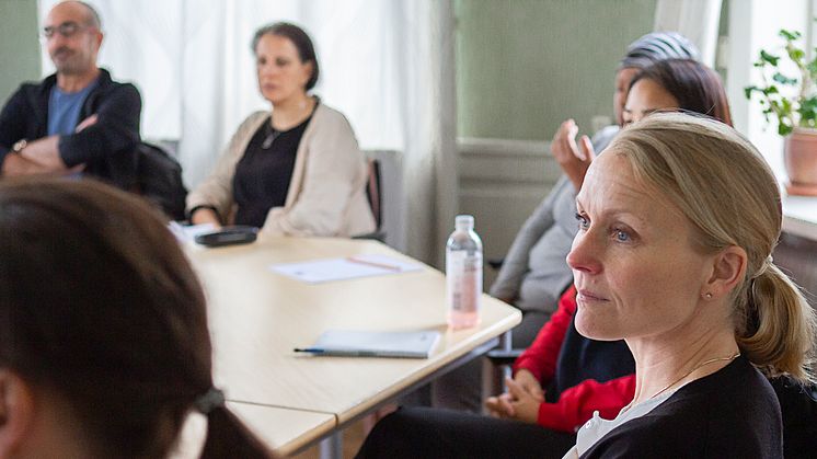 Äldrecentrums utredare Åsa von Berens (i fokus) har identifierat fyra viktiga områden för att utbildningssatsningar ska lyckas. Foto: Mai Engström