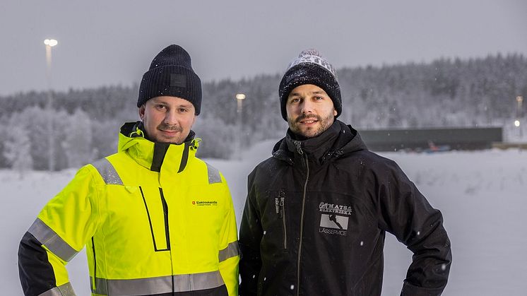 Johan Eriksson, Elektroskandia och Fredrik Jeanson, Mats Elektriska på Tjärnmyrans skjutfält vid I 21 i Sollefteå med de nya strålkastarna Ledvance Floodlight PFM 290W i bakgrunden.