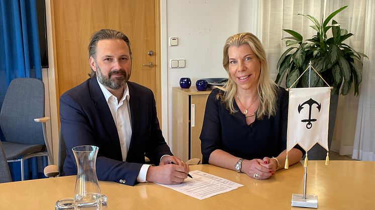 Staffan Tjörnhammar (M), kommunstyrelsens ordförande, och Anette Madsen, kommundirektör, skriver under avtalet med Migrationsverket.
