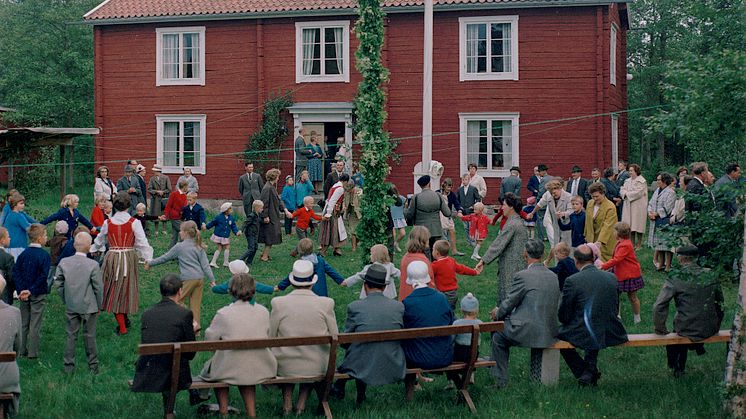 Dans kring midsommarstången i Småland, 1965. Foto: Studio Gullers, ©Nordiska museet.