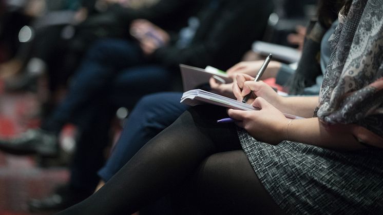 Öppenvårdsbehandlingen Spelfriheten medverkar på scen under premiärdagen av Socionomdagarna i Stockholm.