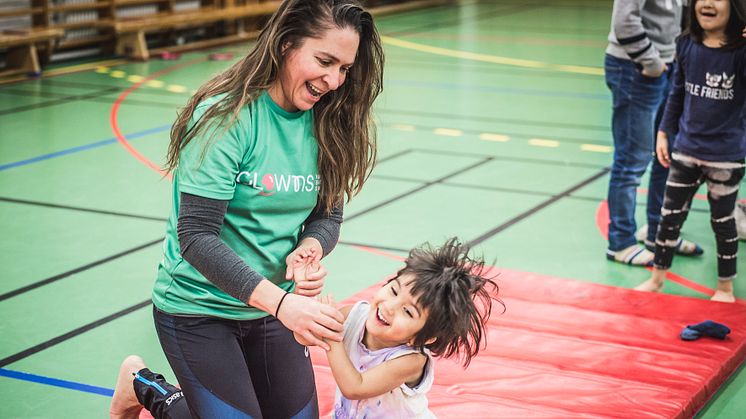 Foto från en av Clowner utan Gränsers veckoverksamheter i Skellefteå. På bild pedagog Marina Georgescu. Fotograf Evelina Rönnbäck.