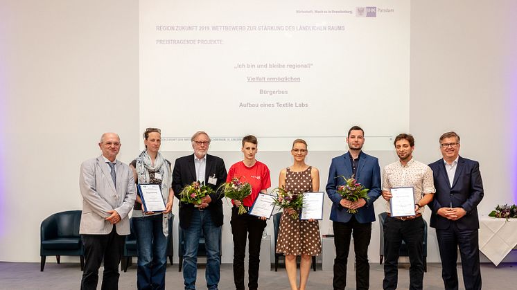 Übergabe der Auszeichnung an Markus Lahr (2.v.r.) für das Projekt „Aufbau eines Textile Labs“ beim Wettbewerb „Region Zukunft“ in Potsdam | Foto: Benjamin Maltry, IHK Potsdam