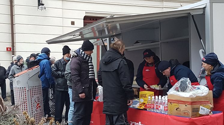 Medlemmar i Plymouthbröderna tar återigen julglädjen till hemlösa i Göteborg