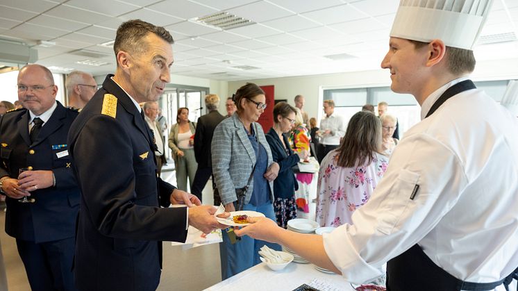 Sveriges överbefälhavare var med och lanserade receptboken "Recept i kris och krig"