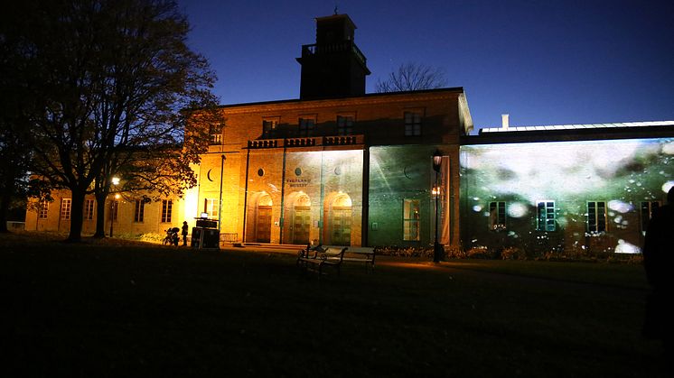 Videokunstner Sven Påhlsson projiserer kunstfilm på Vigelandmuseets fasade i høst. (Foto: Unni Irmelin Kvam / Vigelandmuseet)
