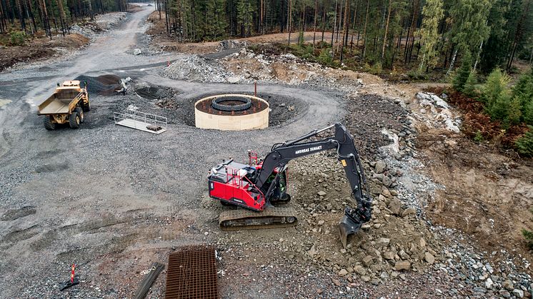 Volvomaskiner i arbete i vindkraftsparken