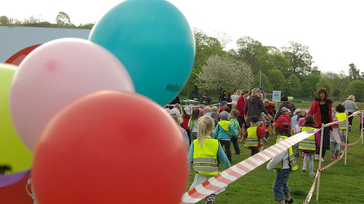 Tiotusentals barn i baklängesmarsch den 18 maj