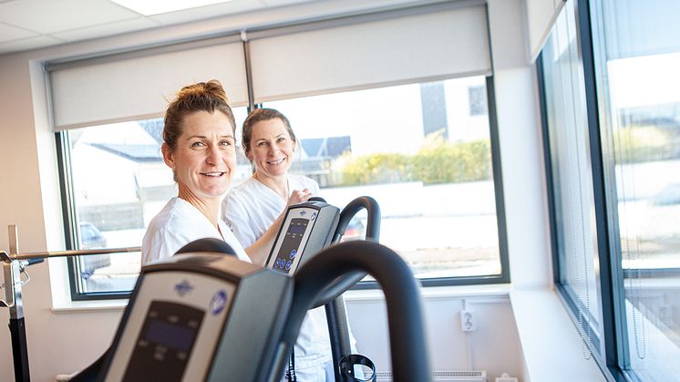 Fysioterapeuten Sofia Arnslätt och dietist Joanna Edström i filialens gym.