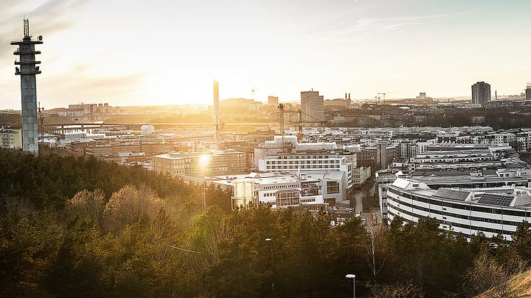 Smart City Sweden har sitt huvudkontor i Hammarby Sjöstad i Stockholm. Stadsdelen var en av de första i Sverige som byggdes med fokus på hållbarhet. Läs mer om export av svensk miljöteknik i Energigas nr 2-2018.