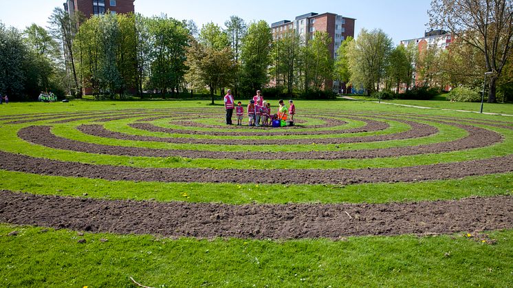 Förskolebarn sår sommaräng under arrangemanget Barnens Trädgård. Foto Tomaz Lundstedt