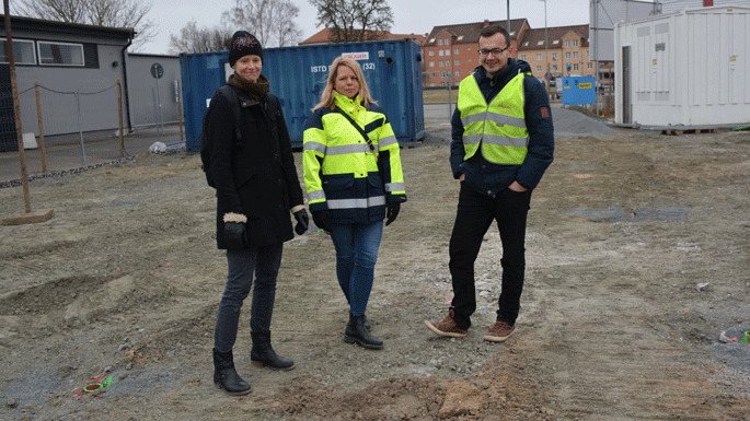 Miljöinspektör Anna Bryllert och projektledaren Elin Remstam från Kristianstads kommun inspekterar de grönmarkerade brunnarna där värmeelementen funnits, tillsammans med projektledaren Adis Dzafic från Veolia. Foto: Kristianstads kommun