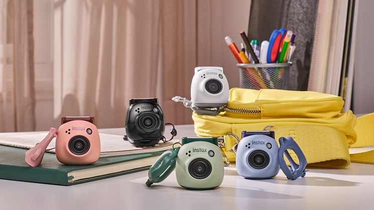 Vi presenterar INSTAX Pal | Den första i sitt slag - en golfbollstor digitalkamera från INSTAX 