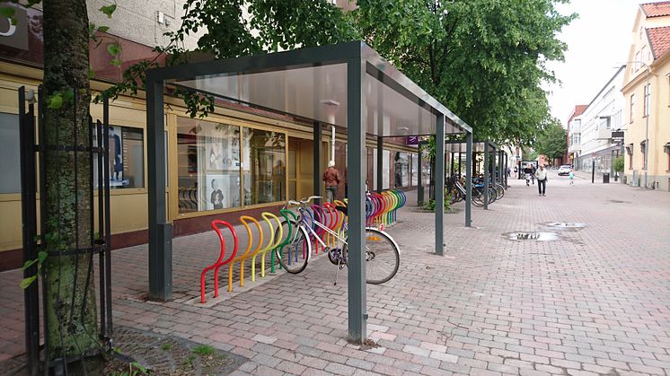 Cykeltak SHARP med flerfärgade cykelställ Arc, Nyköping.