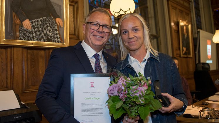 ​Under kommunfullmäktiges sammanträde den 17 september tog fotbollsspelaren Caroline Seger emot Helsingborgs stads hederstecken. Utmärkelsen delades ut av kommunfullmäktiges ordförande Mats Sander. Foto: David Lundin, Helsingborgs stad