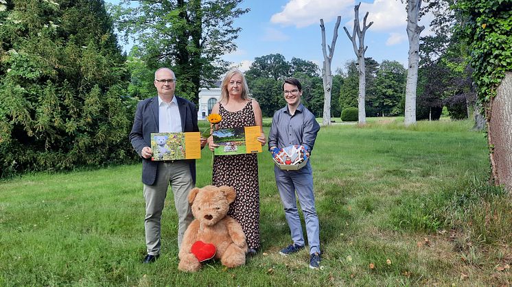 Uwe Buchheim (li.) und Karl Joseph Eckel mit Elvira Wegner von Bärenherz